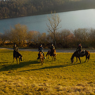 Randonnée à cheval en groupe dans le jura autour des lacs
