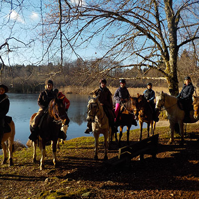 Randonnée à cheval en groupe dans le jura autour des lacs