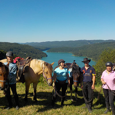 Randonnée à cheval dans le jura autour des lacs